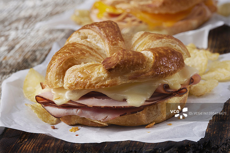烤火腿瑞士奶酪羊角面包三明治图片素材