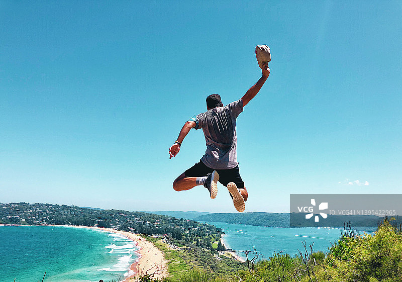 男子在巴伦乔伊灯塔跳跃，眺望棕榈滩景色图片素材