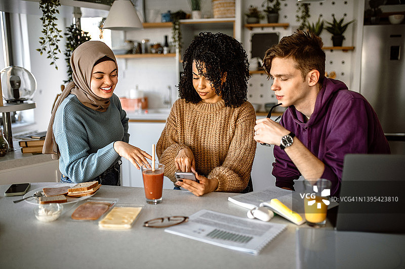 朋友们一起享用早餐图片素材