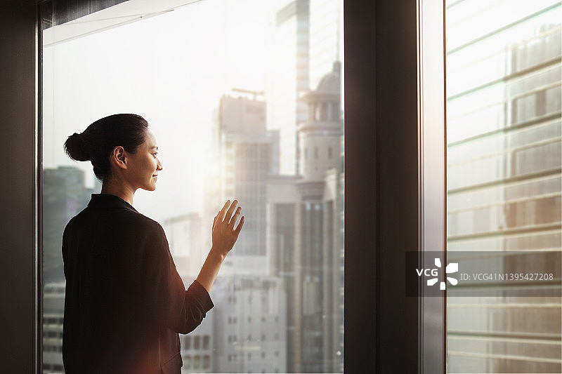 中国女性自豪地看着中国市中心房地产行业的进步图片素材