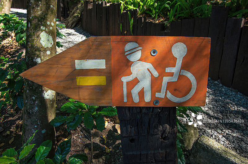 为老年人和肢体残疾人士提供便利的彩色编码人行道标志图片素材