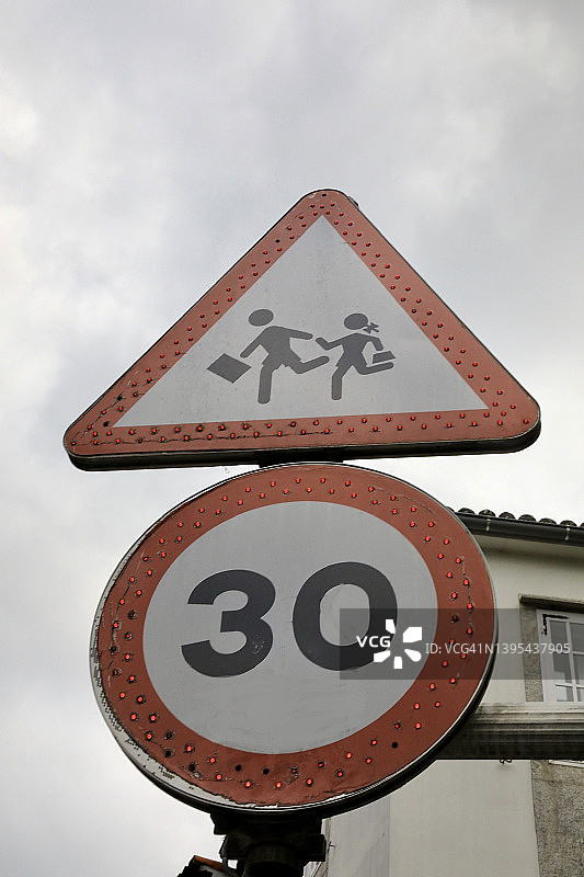 减速慢行，注意儿童警告标志图片素材