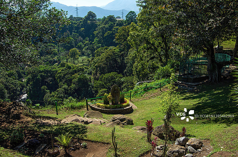 墨西哥韦拉克鲁斯州奥里萨巴市白河峡谷的500级台阶步道图片素材