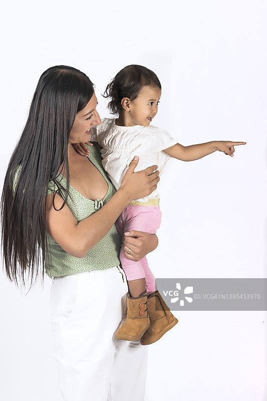 母亲抱着她的小女儿图片素材