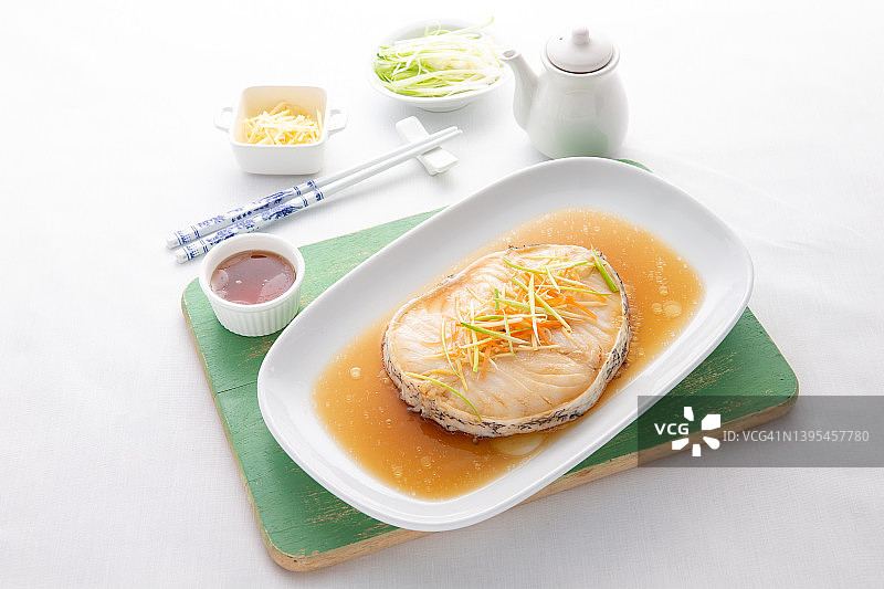 清蒸鳕鱼配酱油图片素材