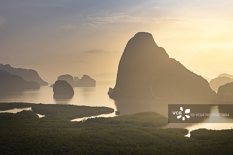 攀牙湾红树林和石灰岩山脉风光图片素材