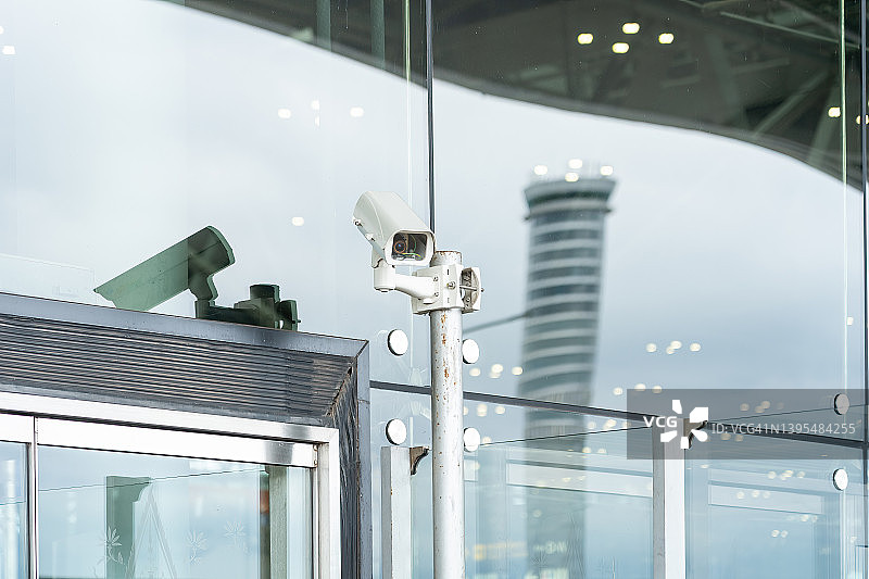 建筑物外墙上的监控摄像头图片素材