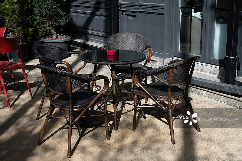 空旷户外咖啡馆的桌椅：时尚复古设计，因新冠疫情而关闭的餐厅，全球危机导致没有顾客图片素材