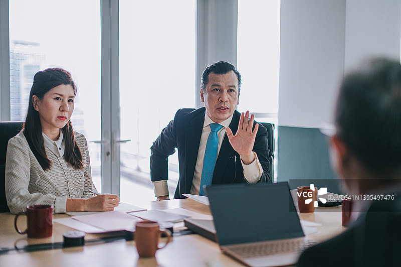 亚洲部门领导在会议室发生争执图片素材