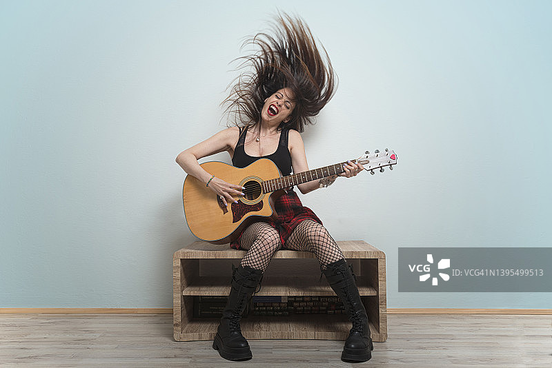 长发飘逸弹吉他的女人图片素材