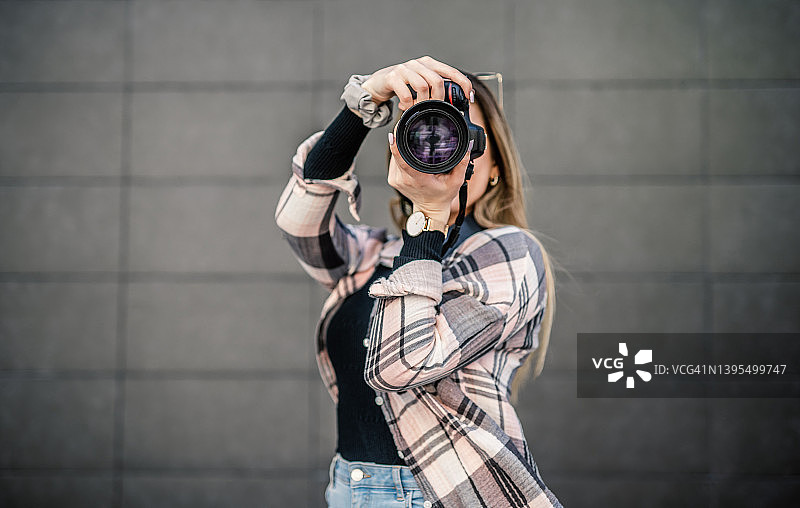 摄影师用相机遮脸图片素材