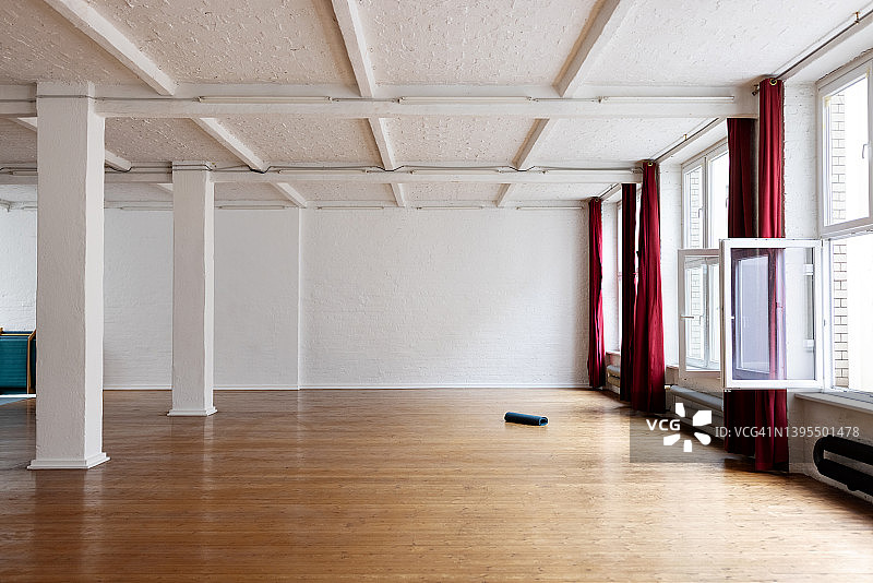 硬木地板瑜伽室内景图片素材