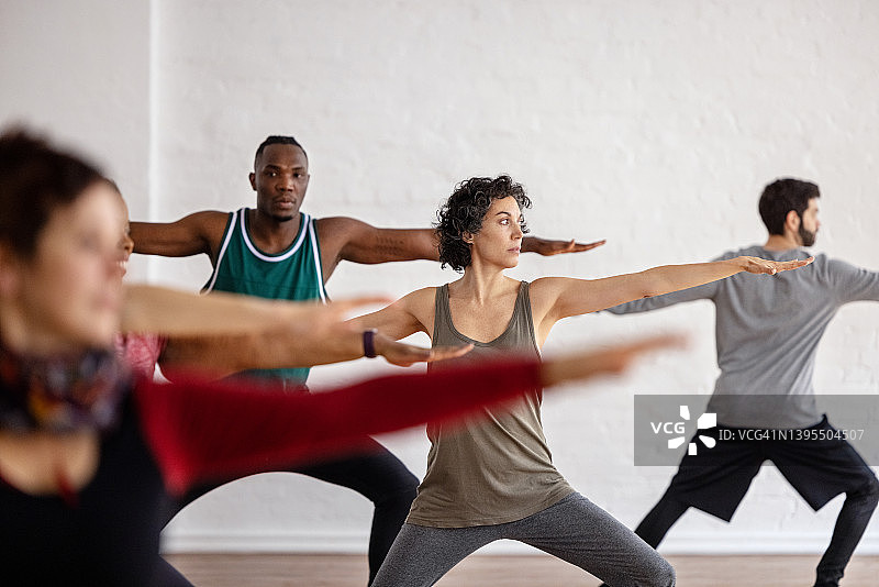 一群人在瑜伽课上锻炼身体图片素材