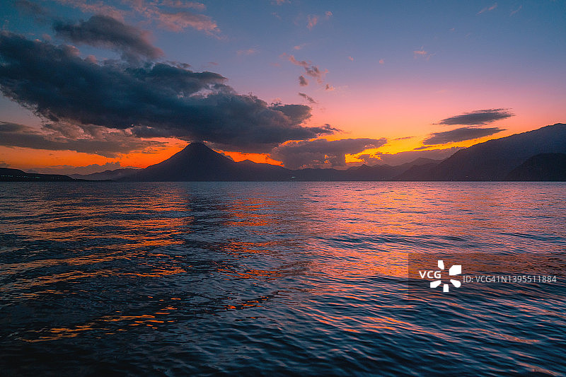 危地马拉阿蒂特兰湖的日落美景图片素材