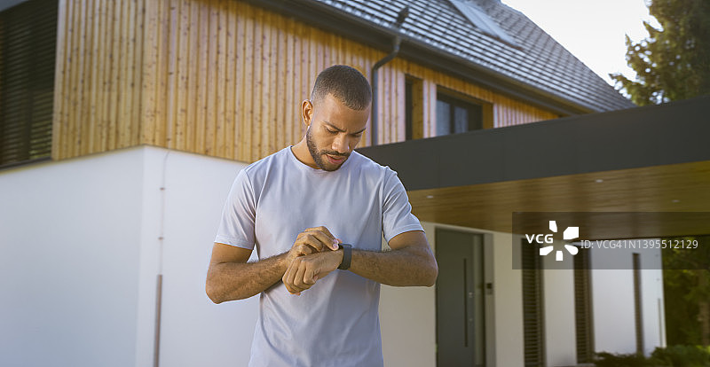 男人查看智能手表图片素材