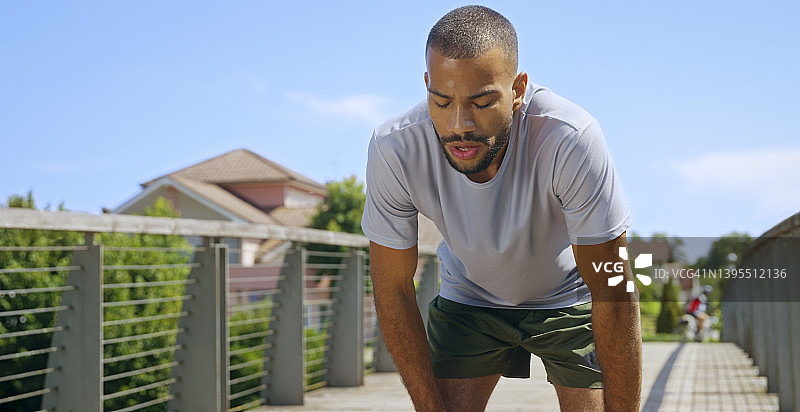 男子慢跑后休息图片素材