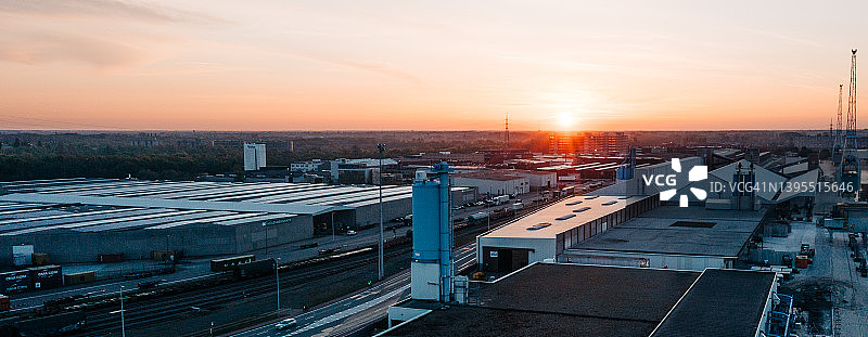 比利时安特卫普工业仓库日出鸟瞰图图片素材