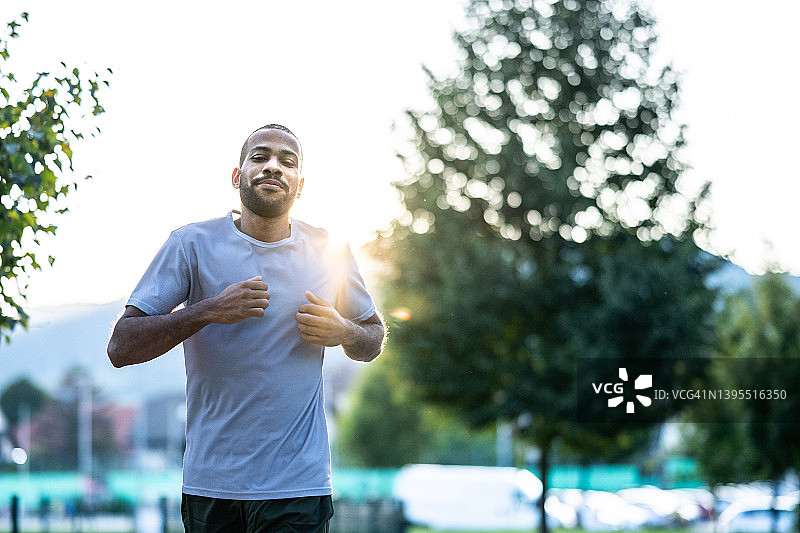 男人在公园慢跑图片素材