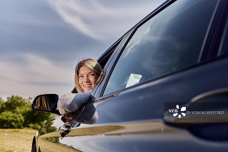 快乐的女人倒车停车图片素材