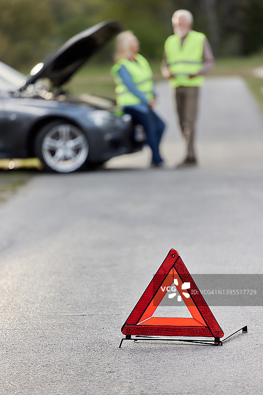 街上的便携式警示三角标志图片素材