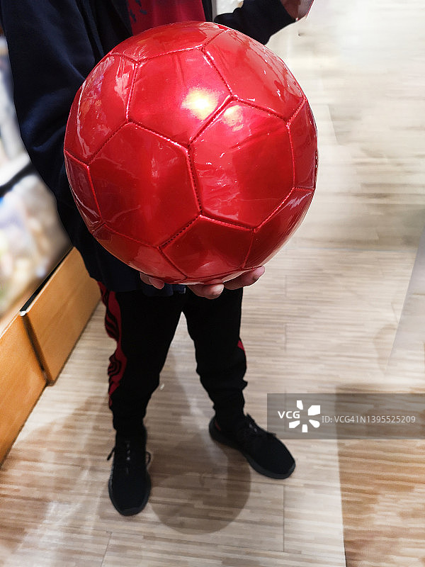 男孩手持红色球图片素材