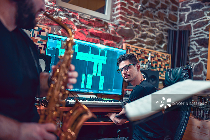 制作人指导萨克斯演奏者图片素材