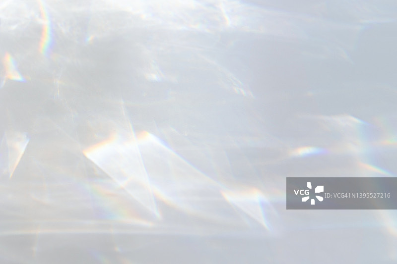 白色墙壁上梦幻般的彩虹光折射纹理叠加效果图片素材