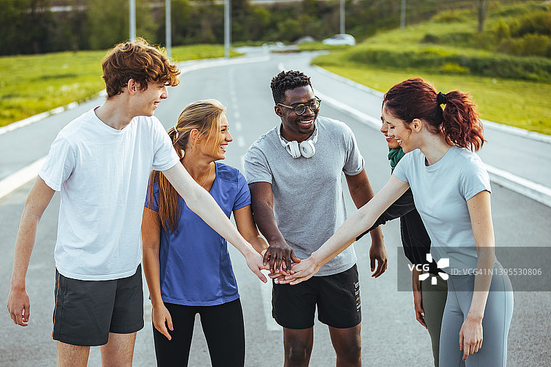 快乐的多民族运动爱好者叠手图片素材