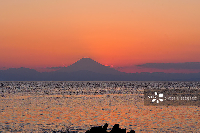 富士山日落与余晖：神奈川县三浦半岛的景色图片素材