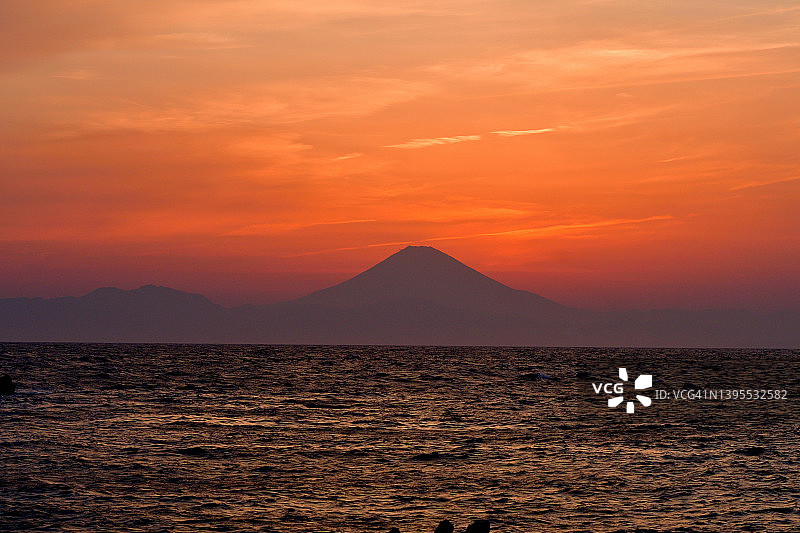 富士山日落与余晖：神奈川县三浦半岛的景色图片素材