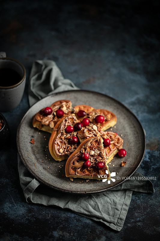 自制华夫饼配蔓越莓、巧克力奶油和坚果图片素材