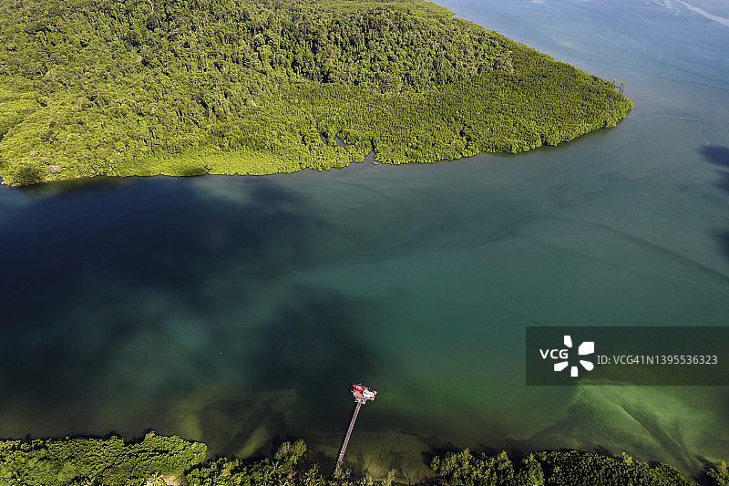 攀牙府红树林海上码头高角度景观图片素材