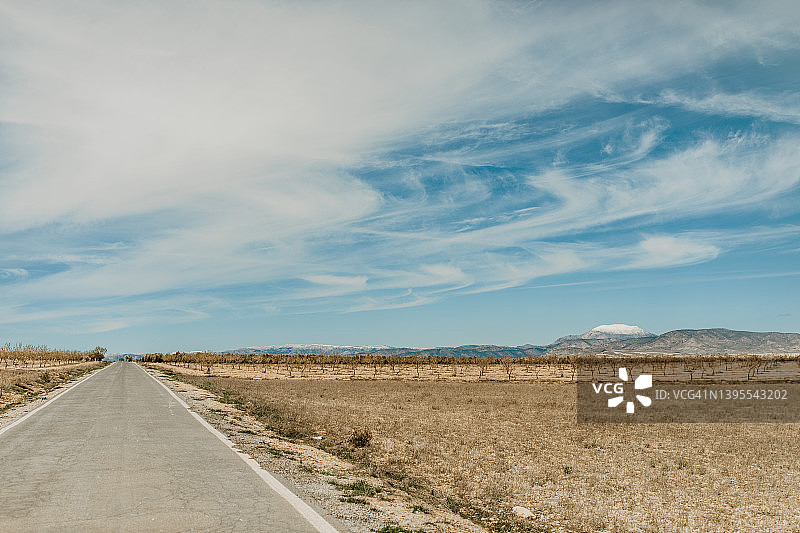 西班牙内华达山脉沙漠公路图片素材