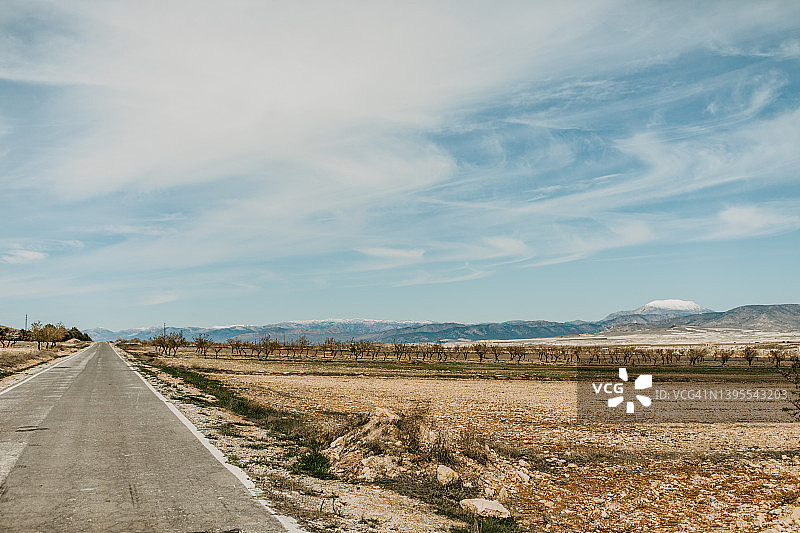 西班牙内华达山脉沙漠公路图片素材