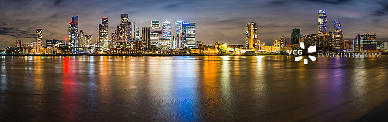 伦敦金丝雀码头夜景：泰晤士河畔的摩天大楼图片素材