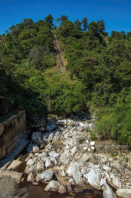 墨西哥韦拉克鲁斯州奥里萨巴市白河峡谷的500级台阶步道图片素材