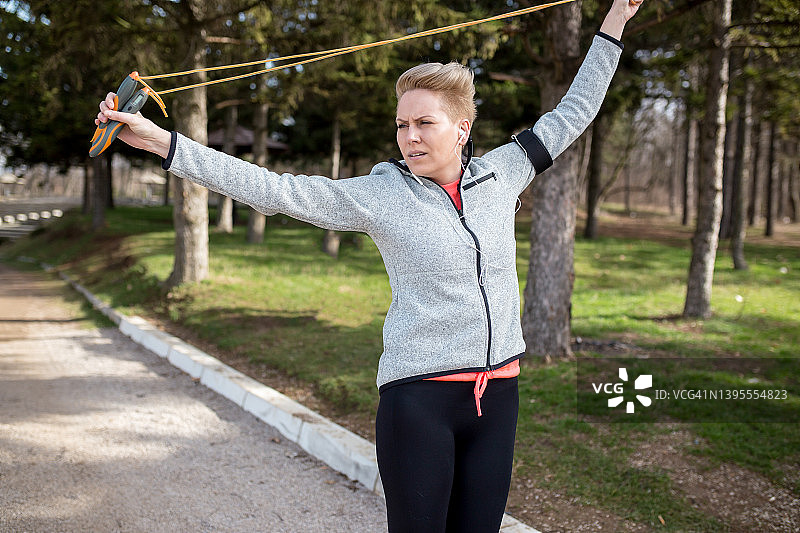 在秋季公园训练的年轻健身女性图片素材