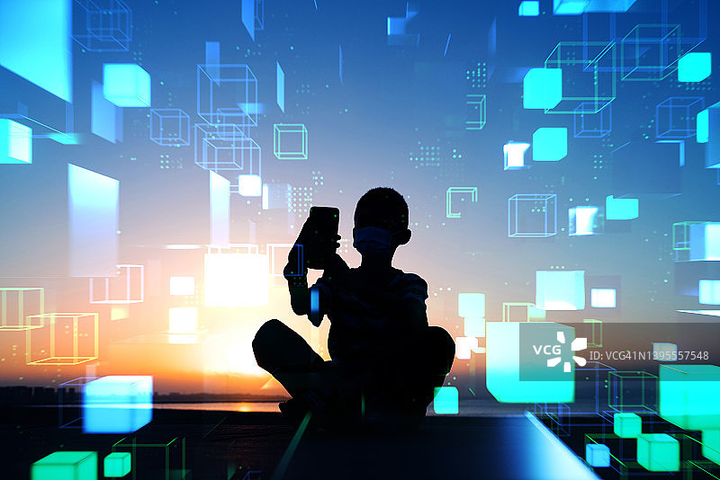 在虚拟网络上使用手机的男孩图片素材
