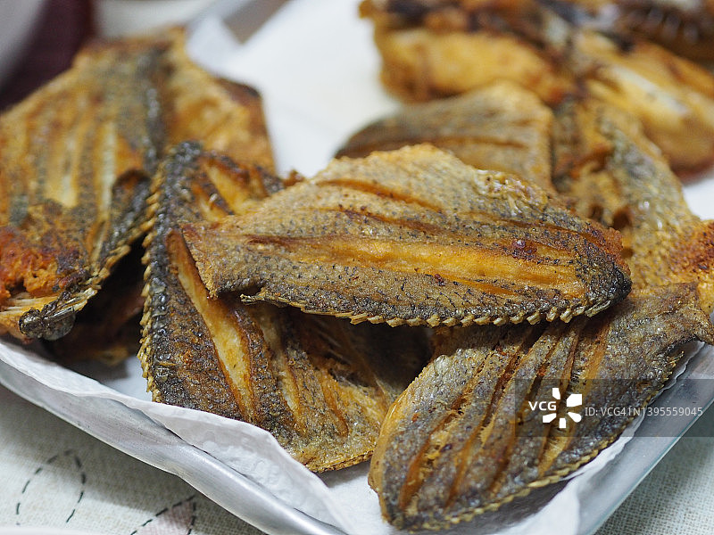 尼罗罗非鱼，不锈钢托盘中的香脆鱼图片素材