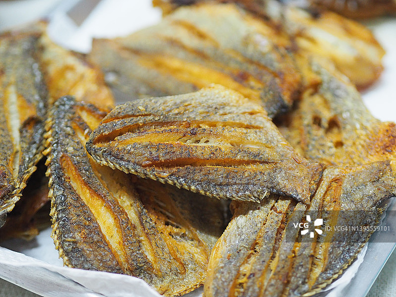 尼罗罗非鱼，不锈钢托盘中的香脆鱼图片素材