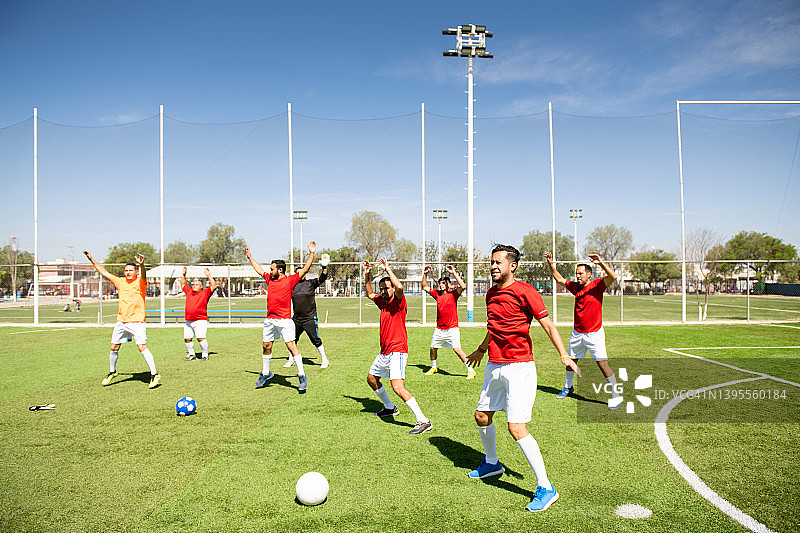 足球队伸展运动图片素材