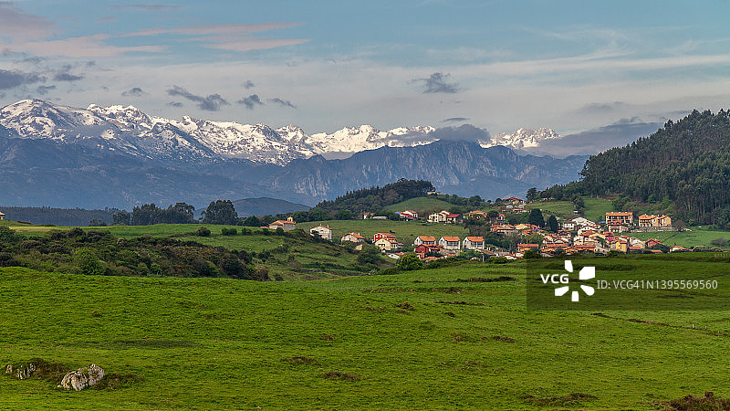 普雷列佐小镇与欧罗巴山脉景色图片素材