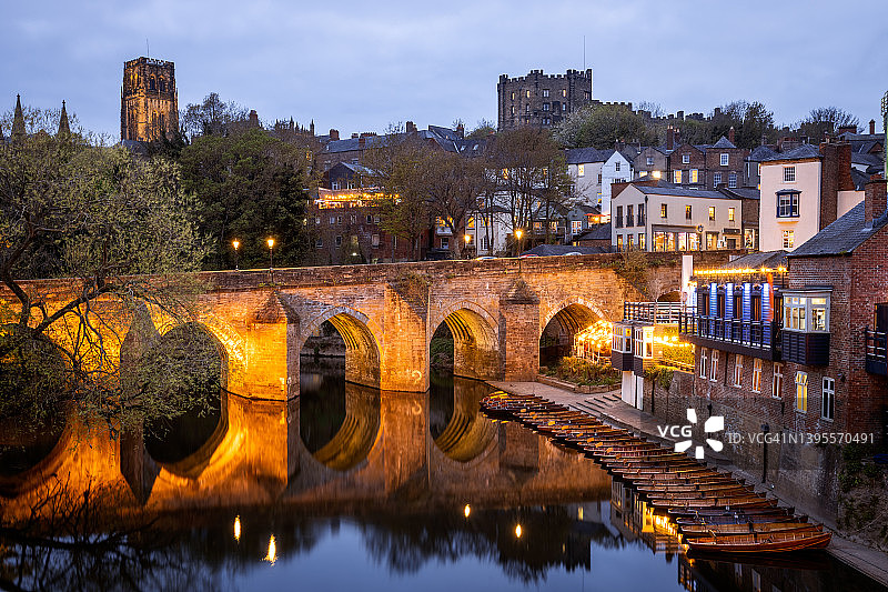 夜晚，英格兰达勒姆埃尔维特桥、威尔河、达勒姆大教堂、达勒姆城堡图片素材