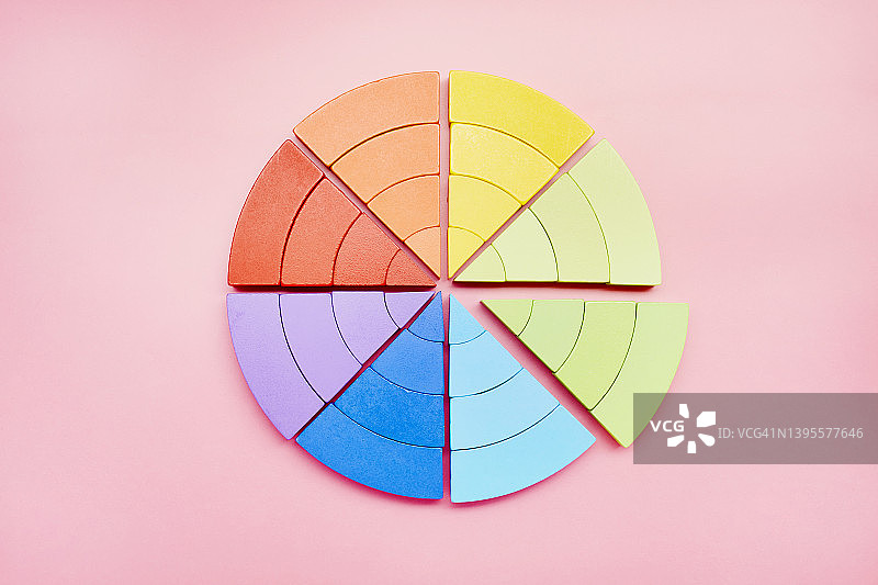 粉色背景上彩色积木饼图俯视图图片素材