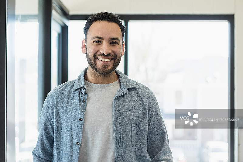 穿着休闲的年轻父亲探望孩子学校图片素材