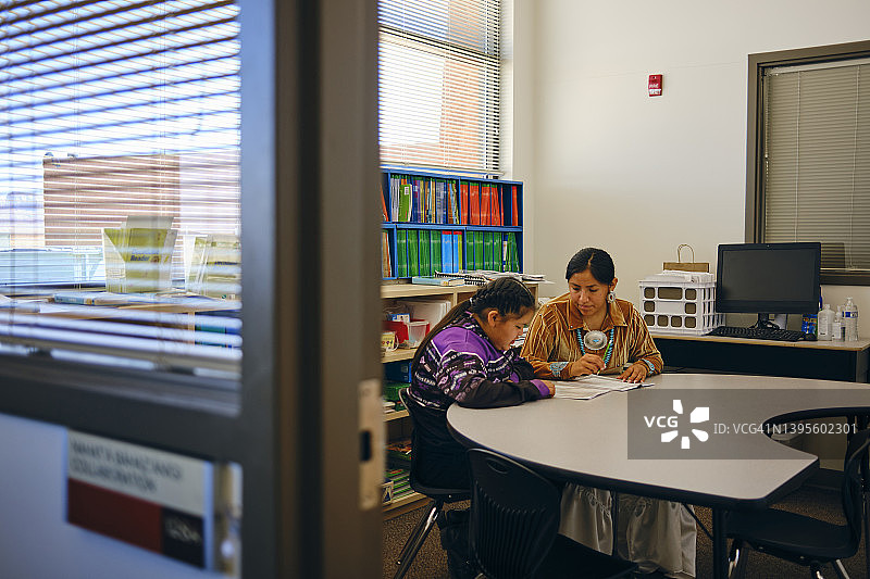 学校里的学生和导师图片素材