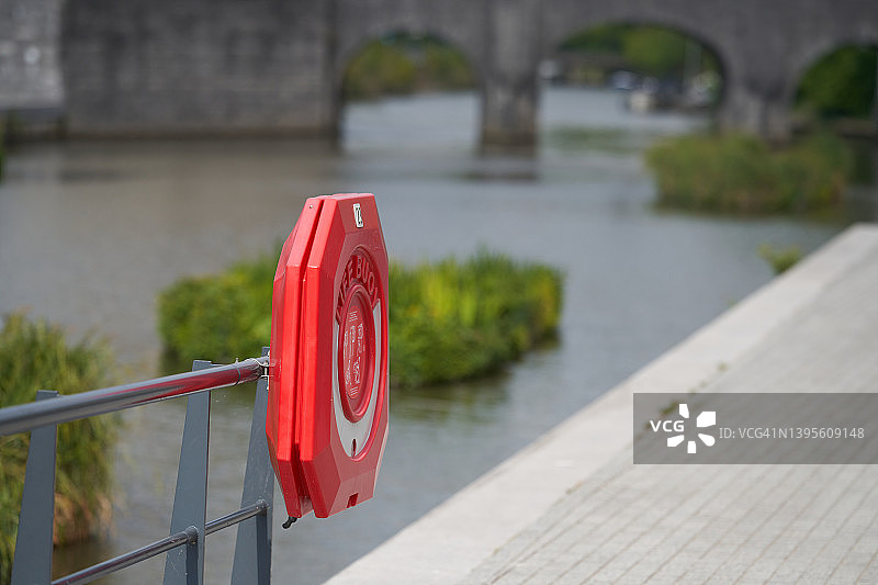 城市内河边的救生圈图片素材