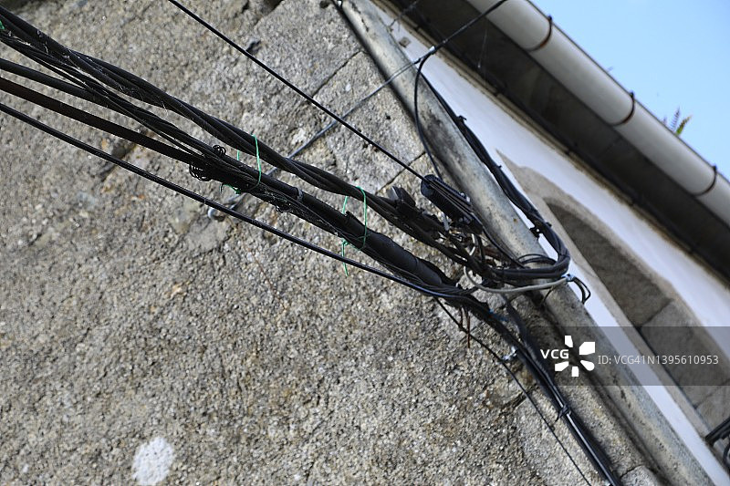 连接到家庭的电线和数据线图片素材