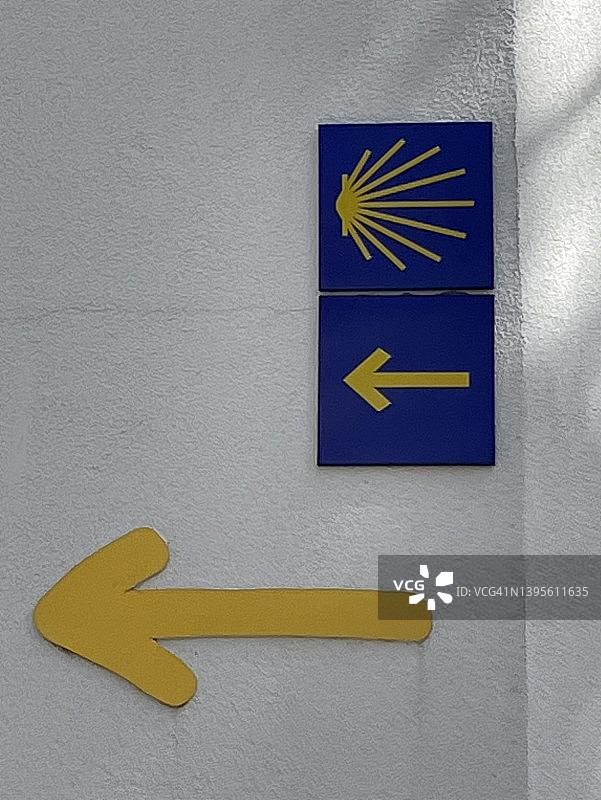 圣地亚哥朝圣之路：黄色箭头和贝壳路标图片素材