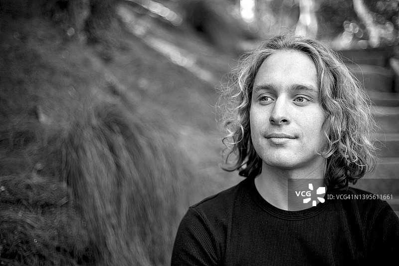 户外年轻男士黑白肖像（带文案空间）图片素材